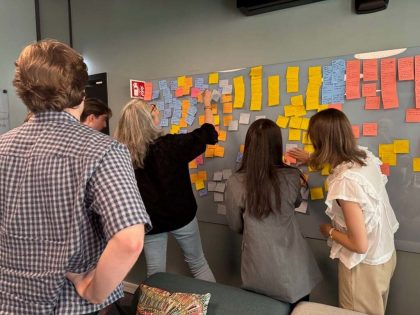 Studenter som monterer postit-lapper