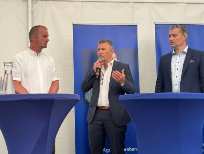 Ian snakker på scenen under Arendalsuka sammen med to andre deltakere