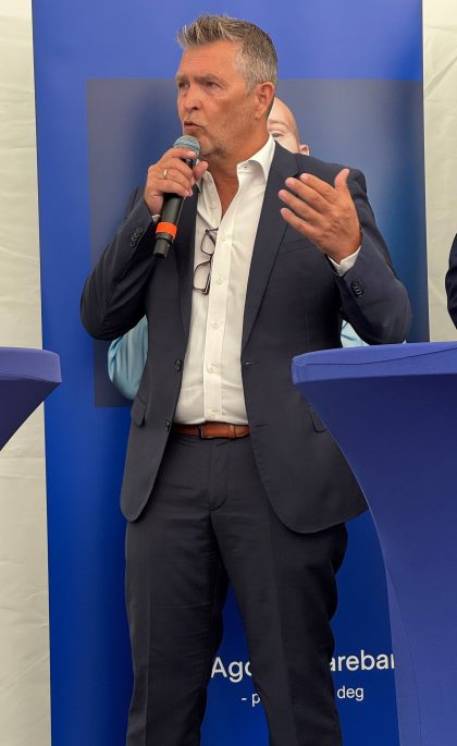 Ian snakker på scenen under Arendalsuka, nære