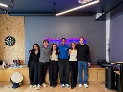 Studentene stiller opp for kameraet