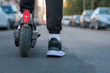 Person på elsparkesykkel