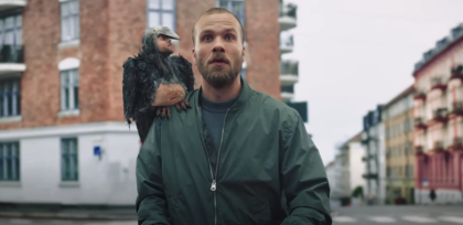 Blanding av fugl og menneske som sitter på skulderen til en kar