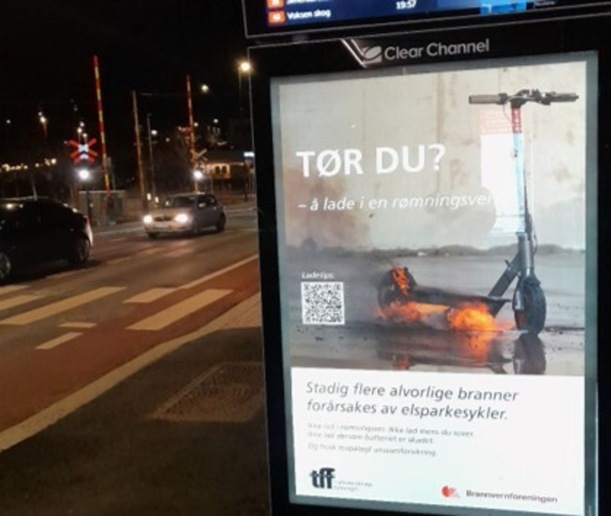TFF-reklameplakat på bussholdeplass