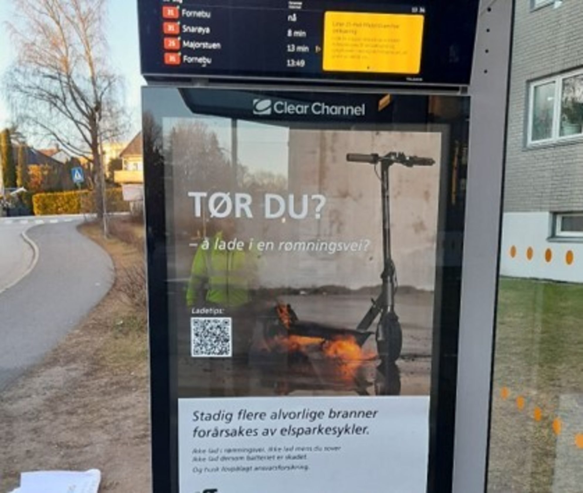 TFF-reklameplakat på bussholdeplass