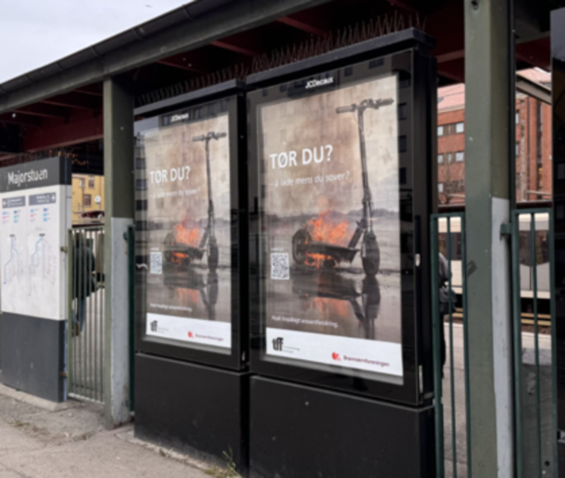 To TFF-reklameplakater på t-banestasjon