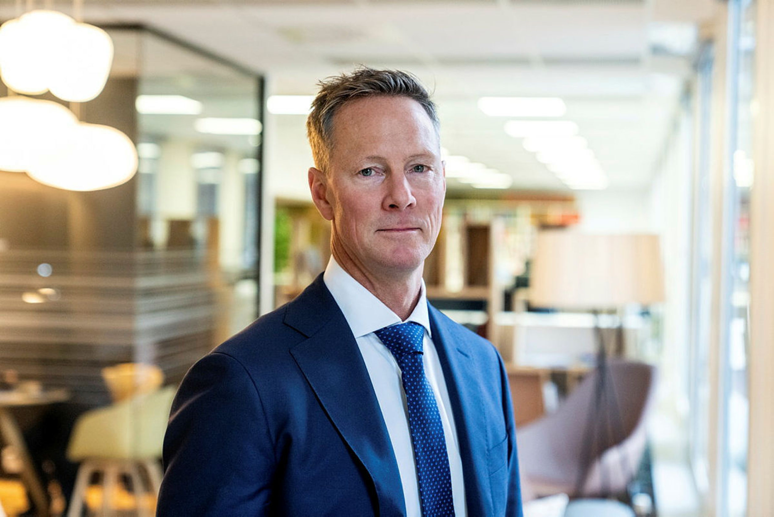 Portett av Ståle med et strengt blikk