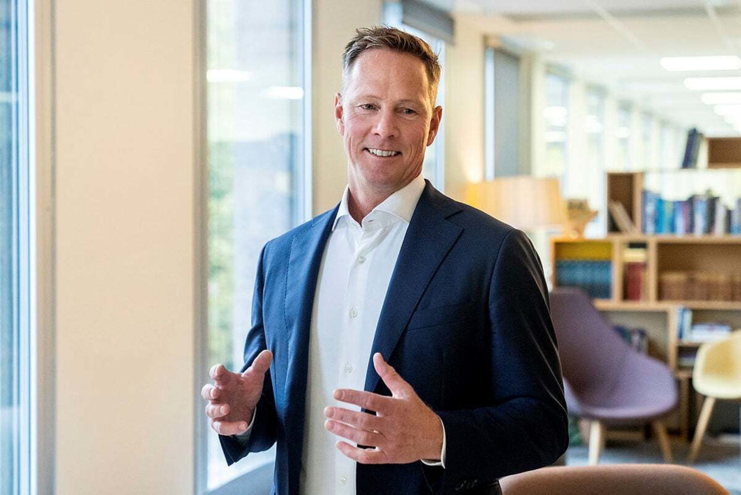 Ståle med et blidt blikk og hendene strakt frem