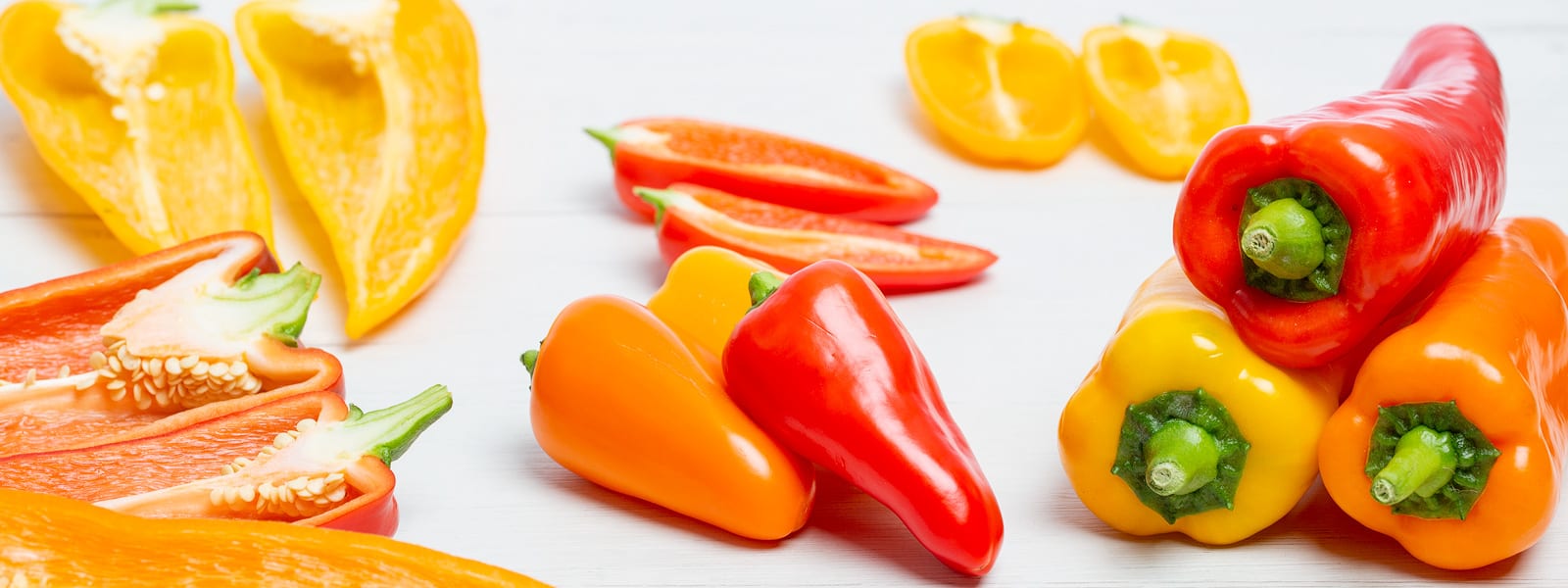 Bodegon formado por pimientos de diversas variedades y colores