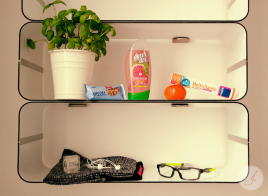 Lensbest-LensbestShop-LensbestBlog:https://res.cloudinary.com/fourcare/image/fetch/q_90/f_auto/fl_force_strip/https://www.lensbest.de/blog/LensbestBlog/20150308-janinasstylingtipp-frauentag/2015_02_27_Janinas_Styling_Tipp_Frauentag_Sportich.jpg