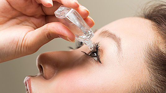 Kontaktlinsen einsetzen und rausnehmen - Tipps von Lensbest 