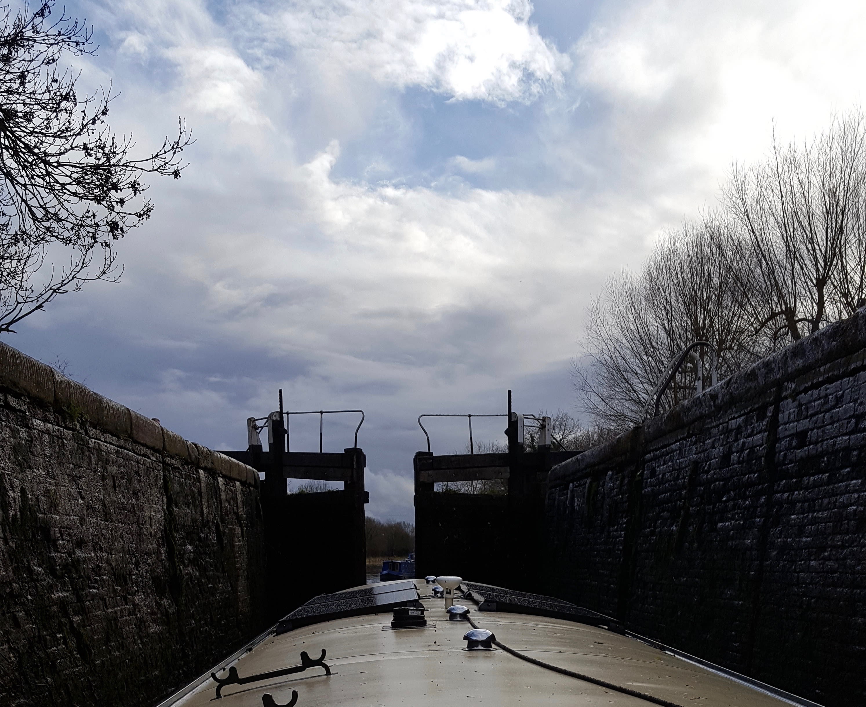 Denham Deep lock - bottom gate when lock almost empty