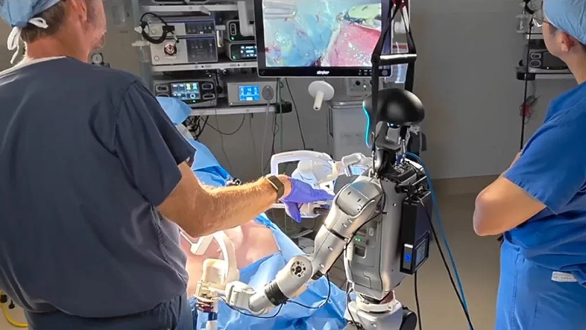 Surgeon remotely controlling a humanoid robot via teleoperation interface for field medicine.