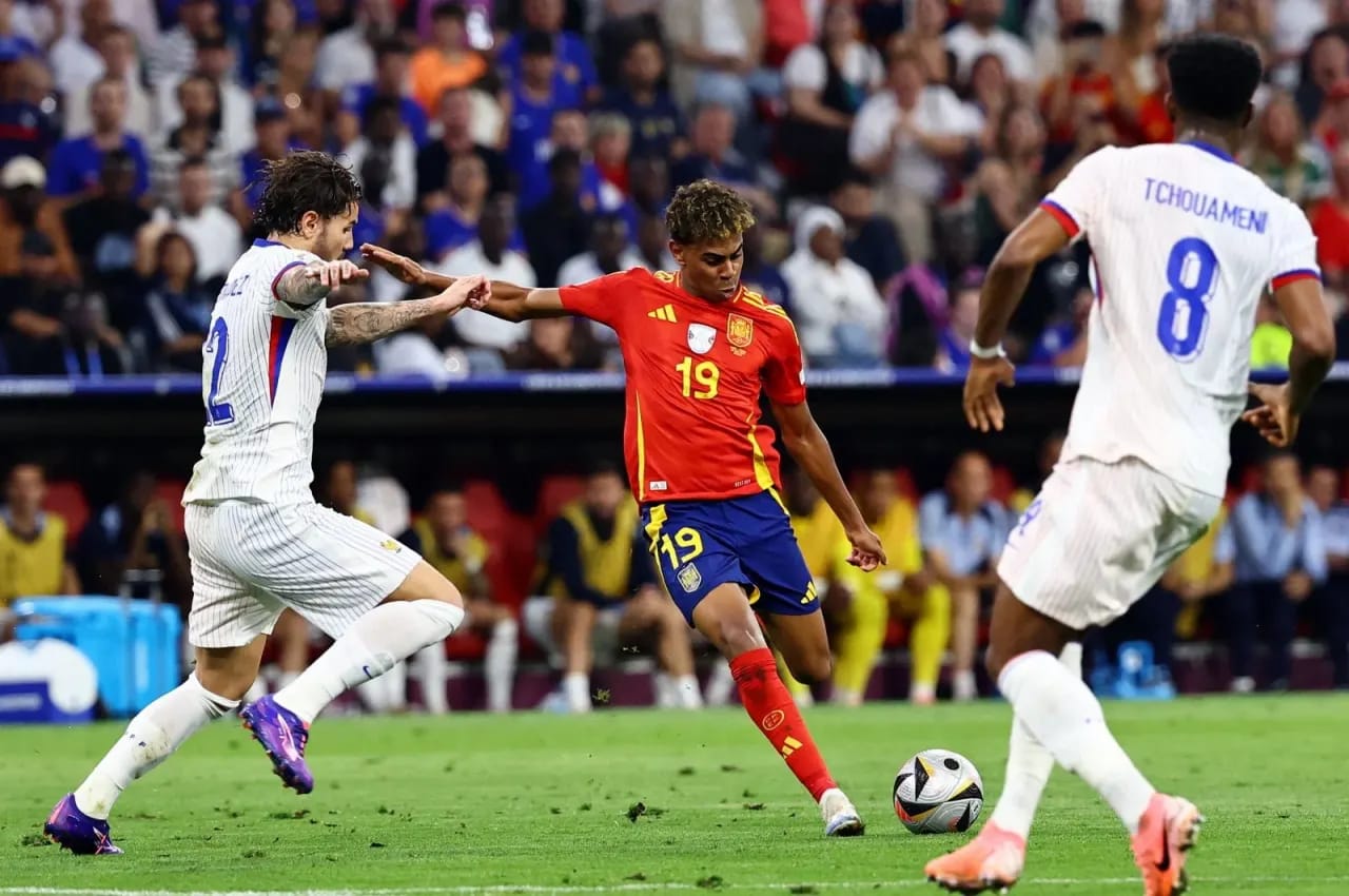 Spain national team celebrates 2-0 victory over France in 2026 World Cup semifinal