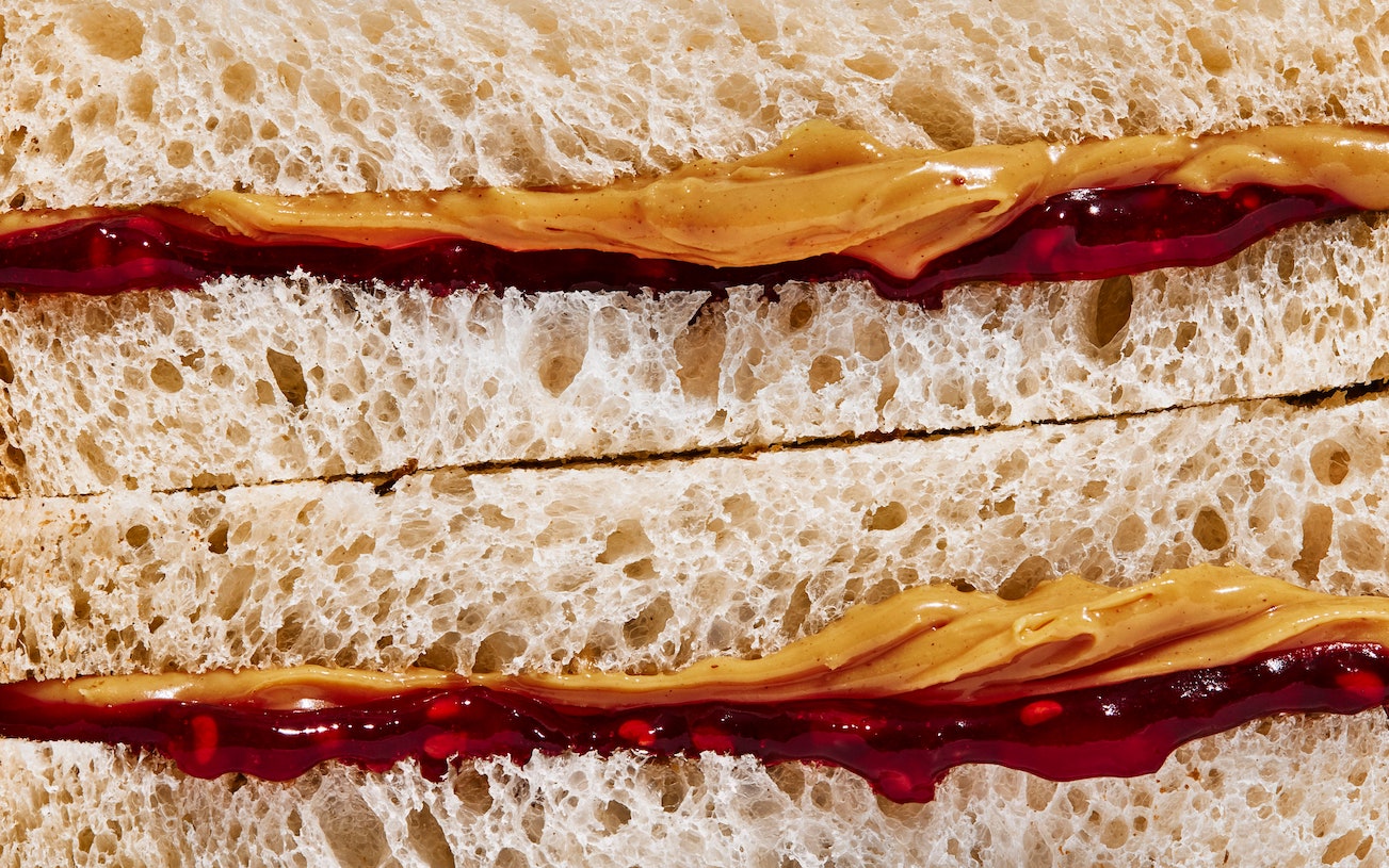 Sandwich au beurre d'amande et confiture de raisins