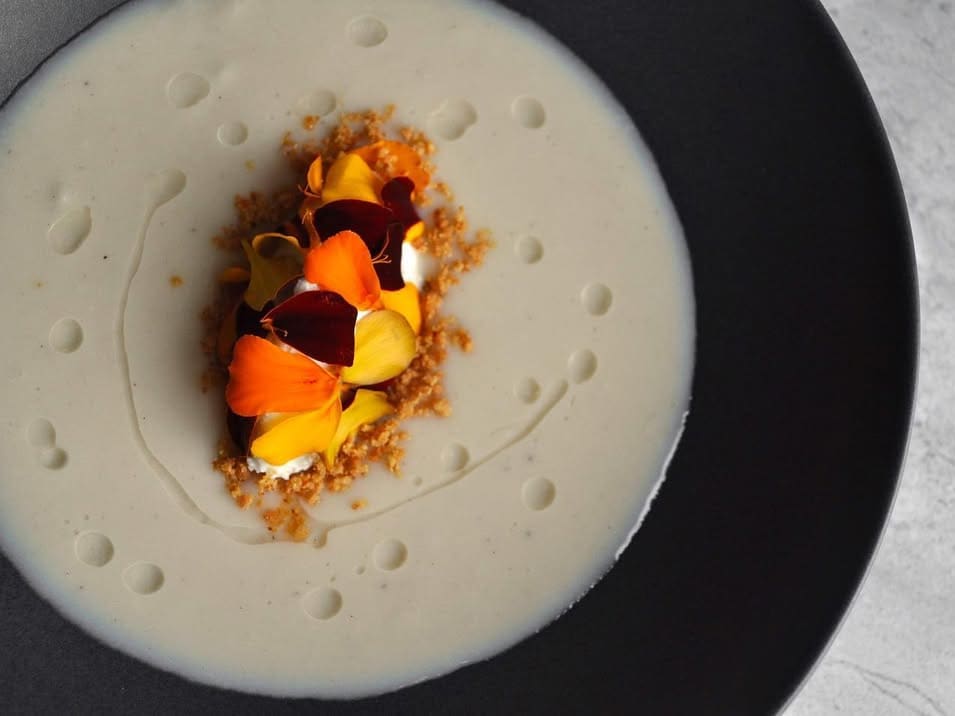 Potage de céleri-rave rôti et ricotta fouettée maison