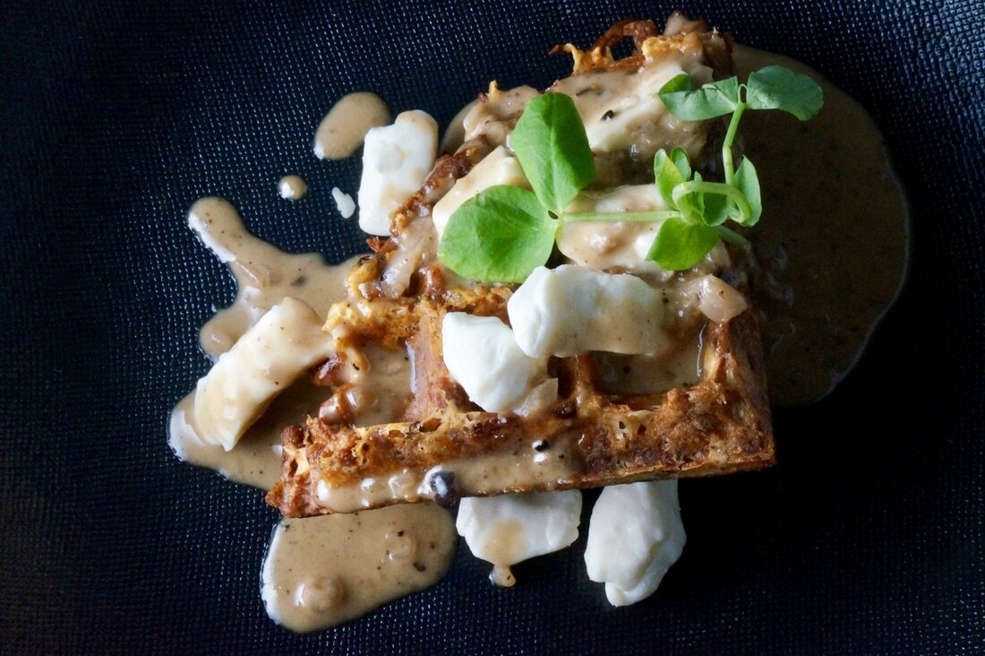 Gaufres de pommes de terre et sauce à poutine de Tastevino