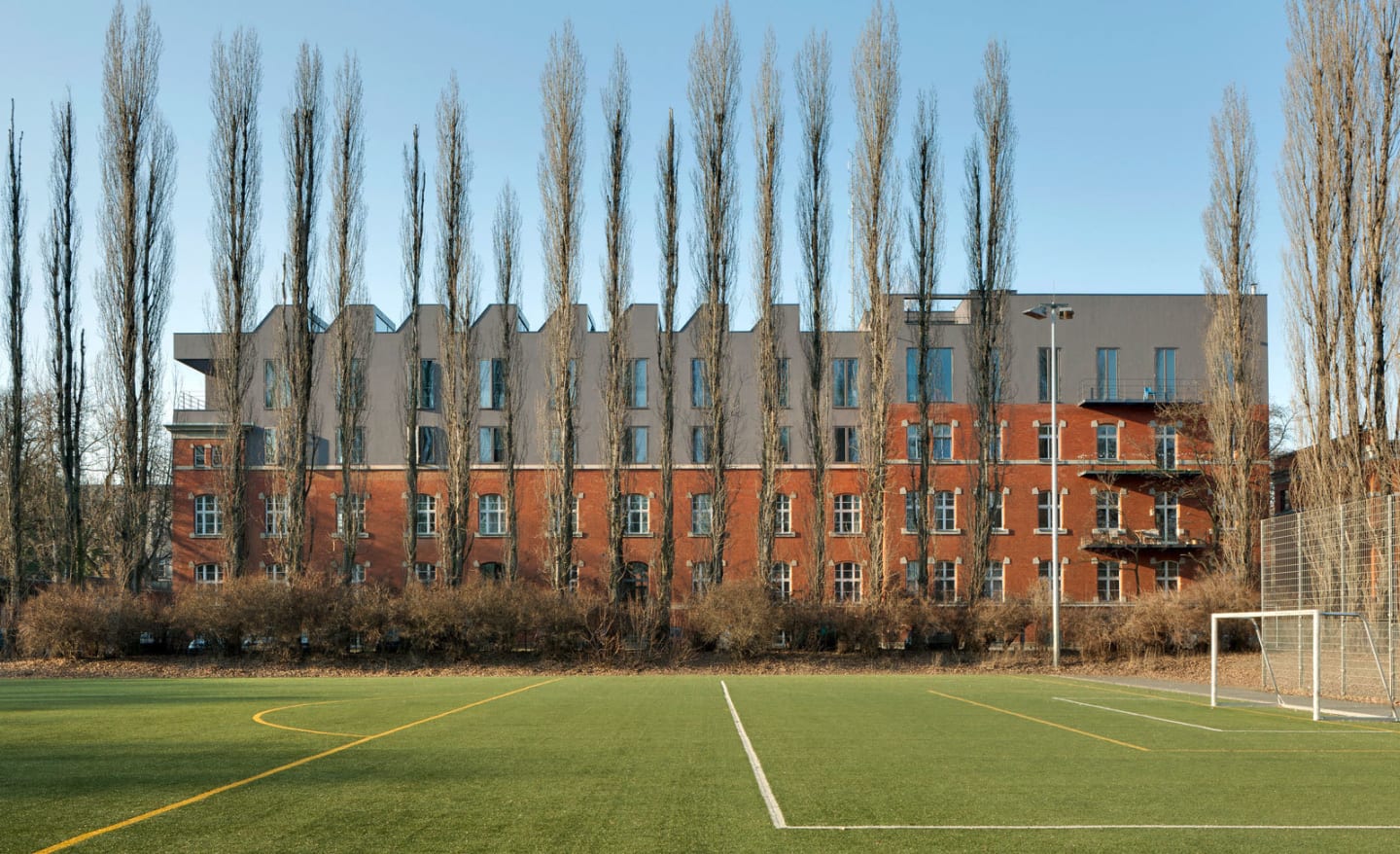Foto der Außenansicht des Büros Sauerbruch Hutton im Berliner Stadtteil Moabit. Die Architekten ergänzten das historische Backsteingebäude um zwei zusätzliche Etagen.