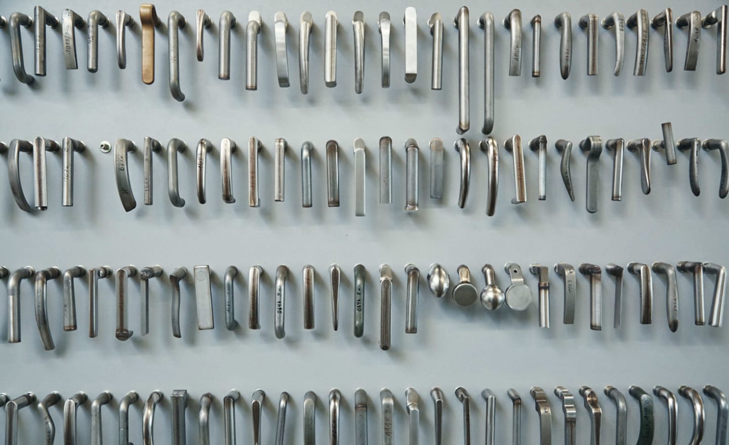 Wand mit verschiedenen FSB Türdrücker-Modellen und Formvarianten in der Produktion in Brakel.