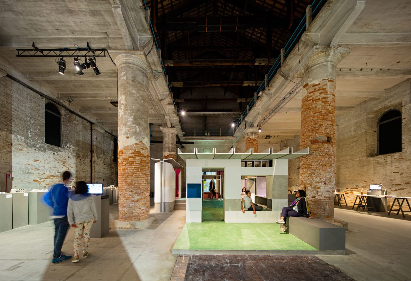 Das „Full Fill Home" von Anupama Kundoo im Arsenale, einem der beiden Schauplätze von Alejando Aravenas Biennaleausstellung „Reporting from the Front".