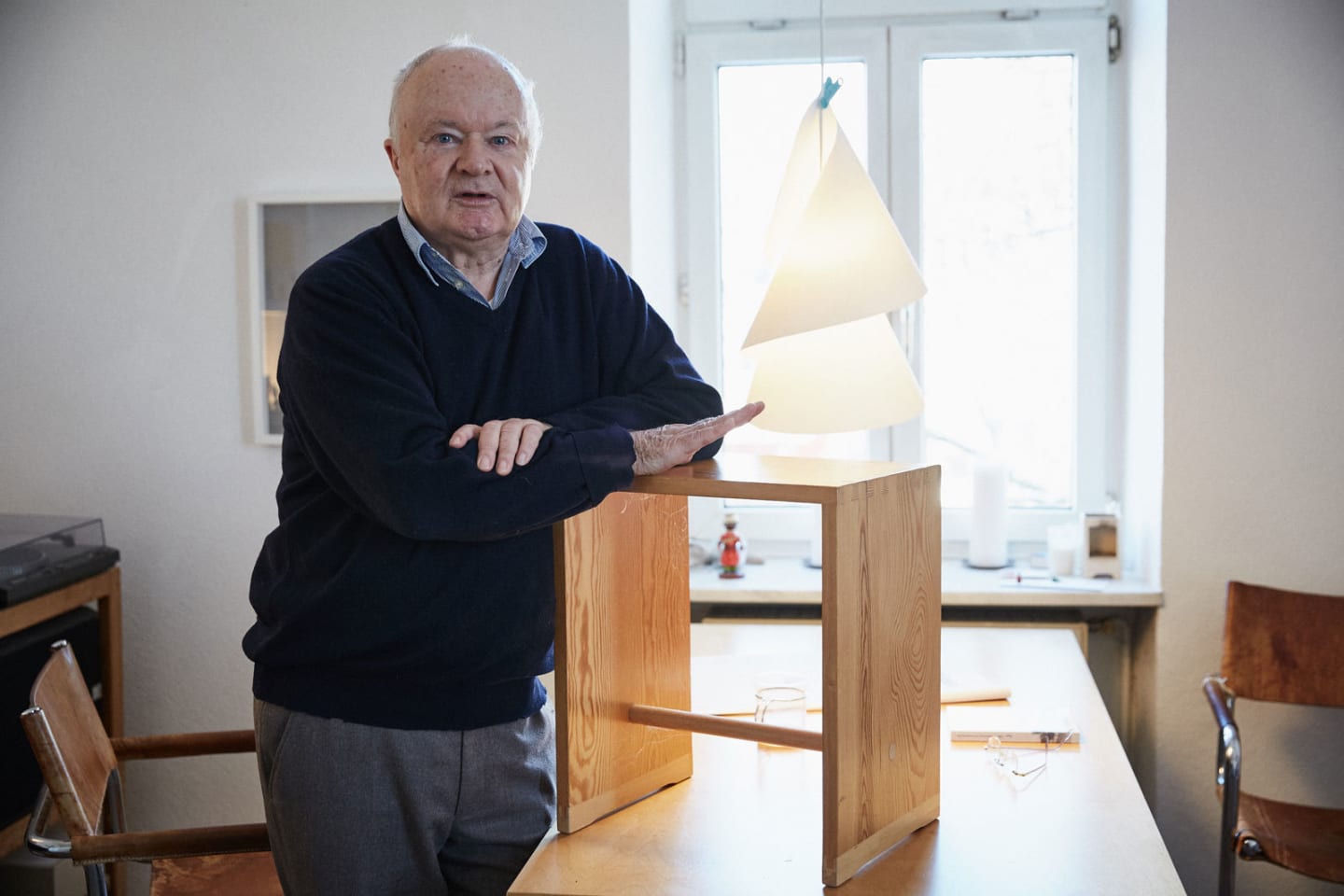 Ein Foto von Peter Schubert in seiner Starnberger Altbauwohnung mit dem berühmten Hocker von HfG-Mitgründer Max Bill. Foto von Michela Morosini