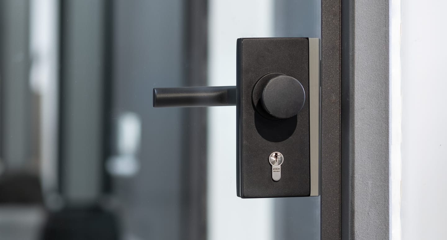 Glastürbeschlag aus schwarz eloxiertem Aluminium, minimalistischer FSB Beschlag für moderne Architekturglas­türen