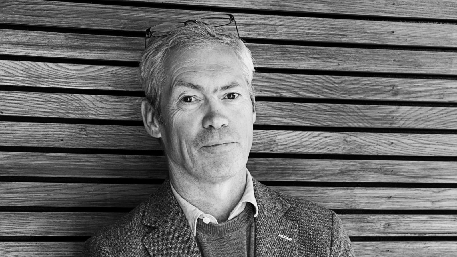 A black-and-white portrait of the British designer Jasper Morrison photographed by Elena Mahugo.