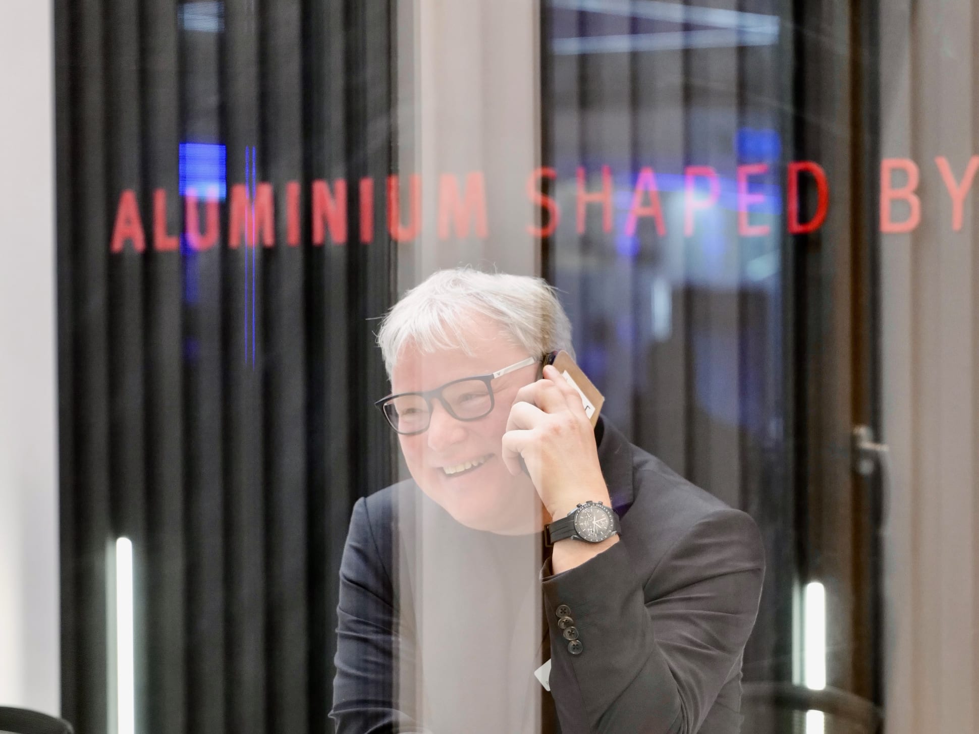 Foto eines FSB Mitarbeiter lachend am Telefon bei der Big 5 in Riyadh.