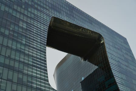 Nahaufnahme der "entkernten Mitte" des Opus Gebäudes. Durch den Hohlraum ist der Himmel auf der anderen Seite zu sehen.