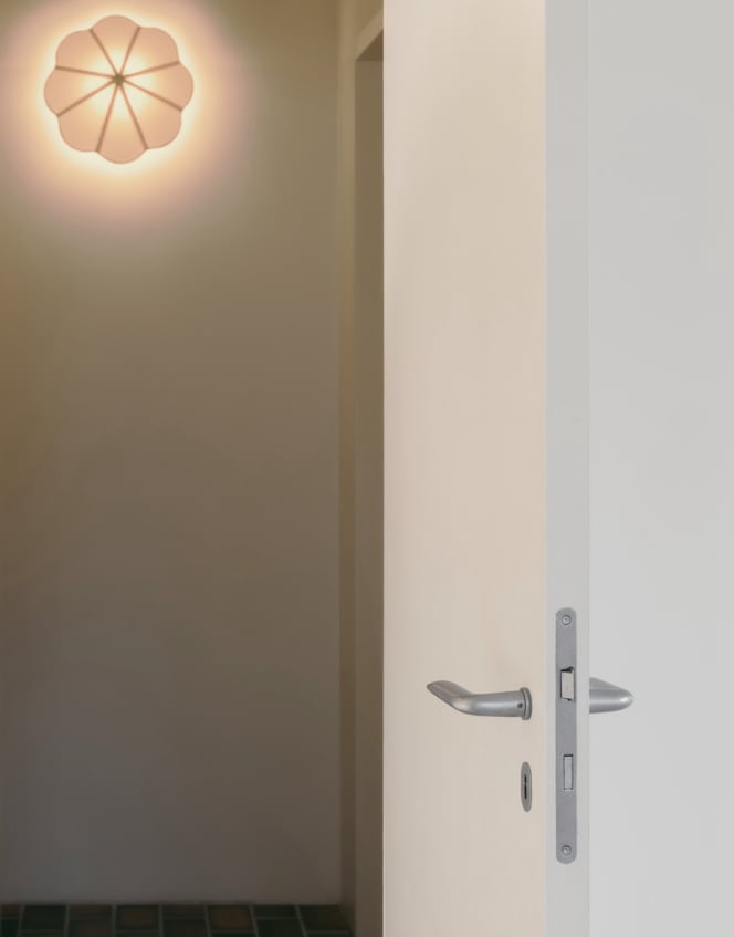 Innenaufnahme des Café Tiergarten in Berlin mit einer schlichten, modernen Tür- und Fensterlösung, ausgestattet mit dem Drücker FSB 1292 von Foster + Partners Industrial Design. Fotos von Simon Menges und Nino Tugushi.