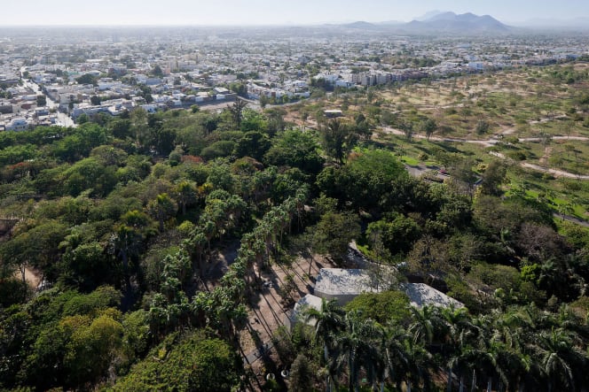 Aerial view of the Botanical Garden in Culiacán, Sinaloa, Mexico, showing Tatiana Bilbao’s architecture nestled in lush tropical greenery. Photo by Iwan Baan.