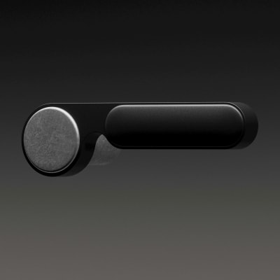 FSB 1138 door handle, Dieter Rams relaunch, in Aluminum Pure and black anodized aluminum against a dark background with gradient.
