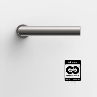 Türdrücker FSB 1076 in Edelstahl mit Cradle to Cradle Logo.