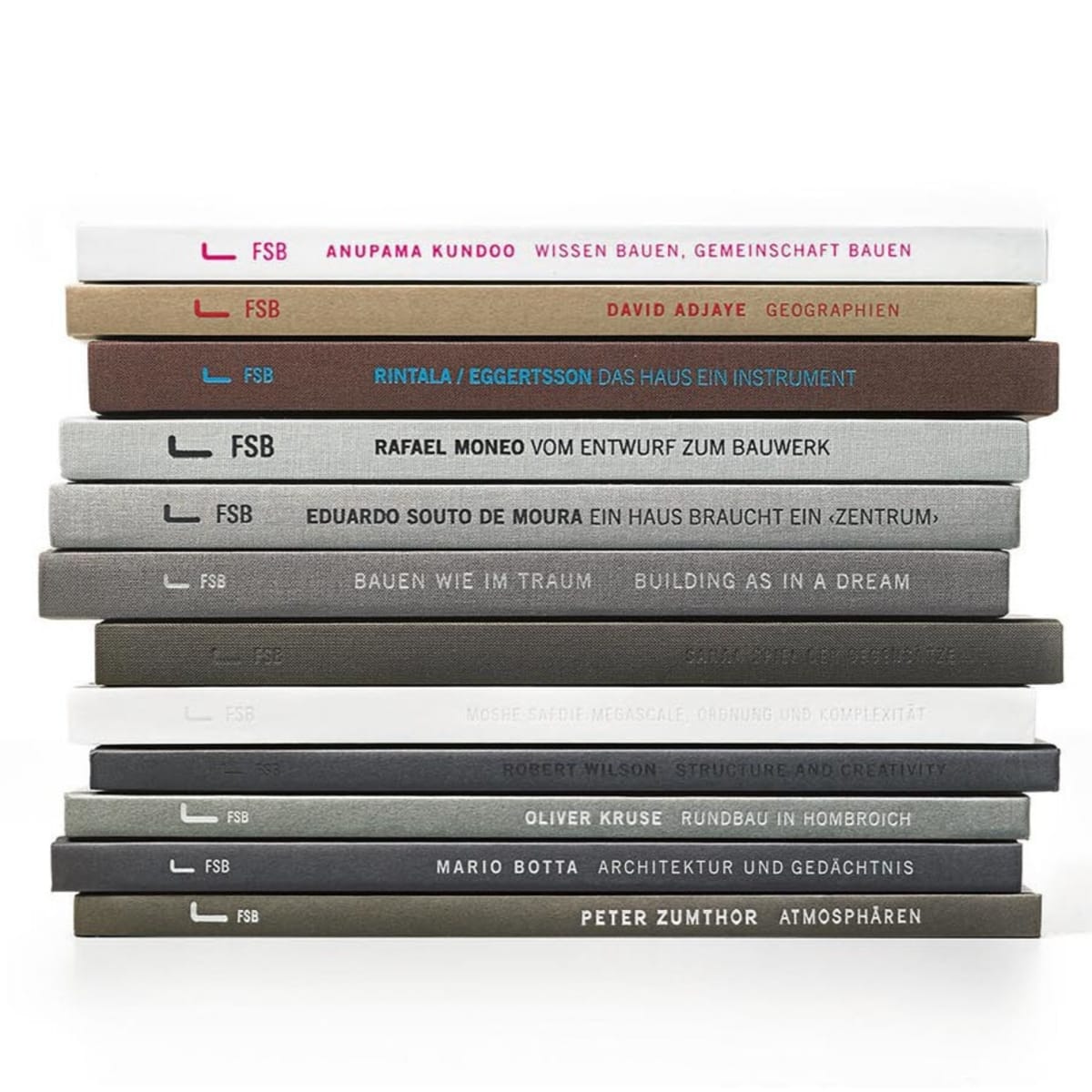 Ein Bücherstapel mit zwölf FSB Publikationen aus der Serie „Wege zur Architektur“ in verschieden Grau und Erdtönen. Zu sehen sind die Buchrücken.