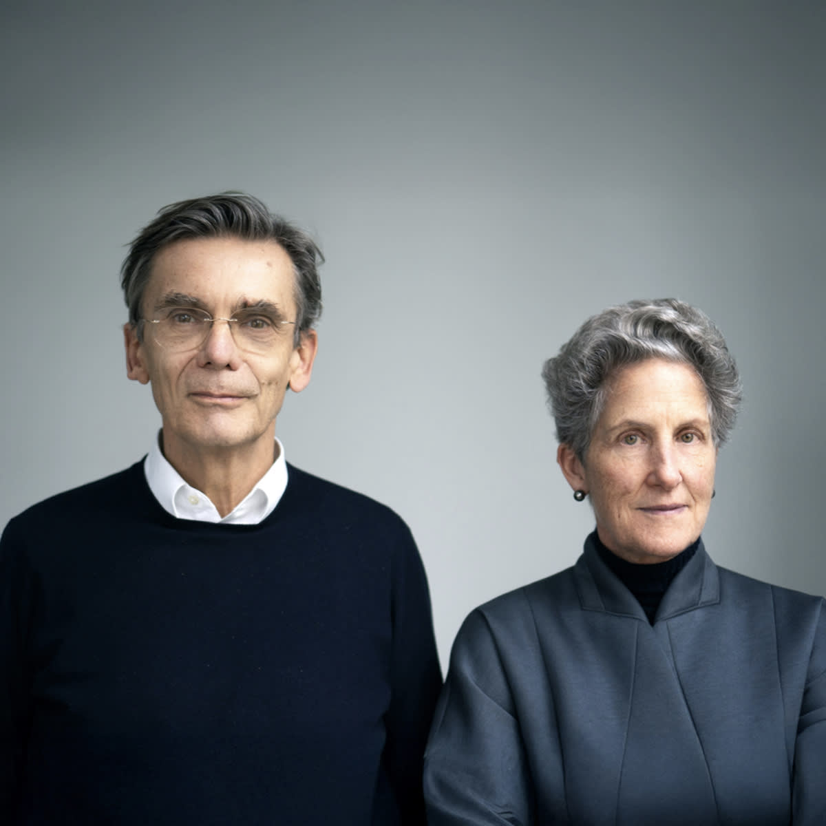 Porträt der Mitglieder des Büros Sauerbruch Hutton in Berlin. Von links nach rechts: die beiden Gründer Matthias Sauerbruch und Louisa Hutton.