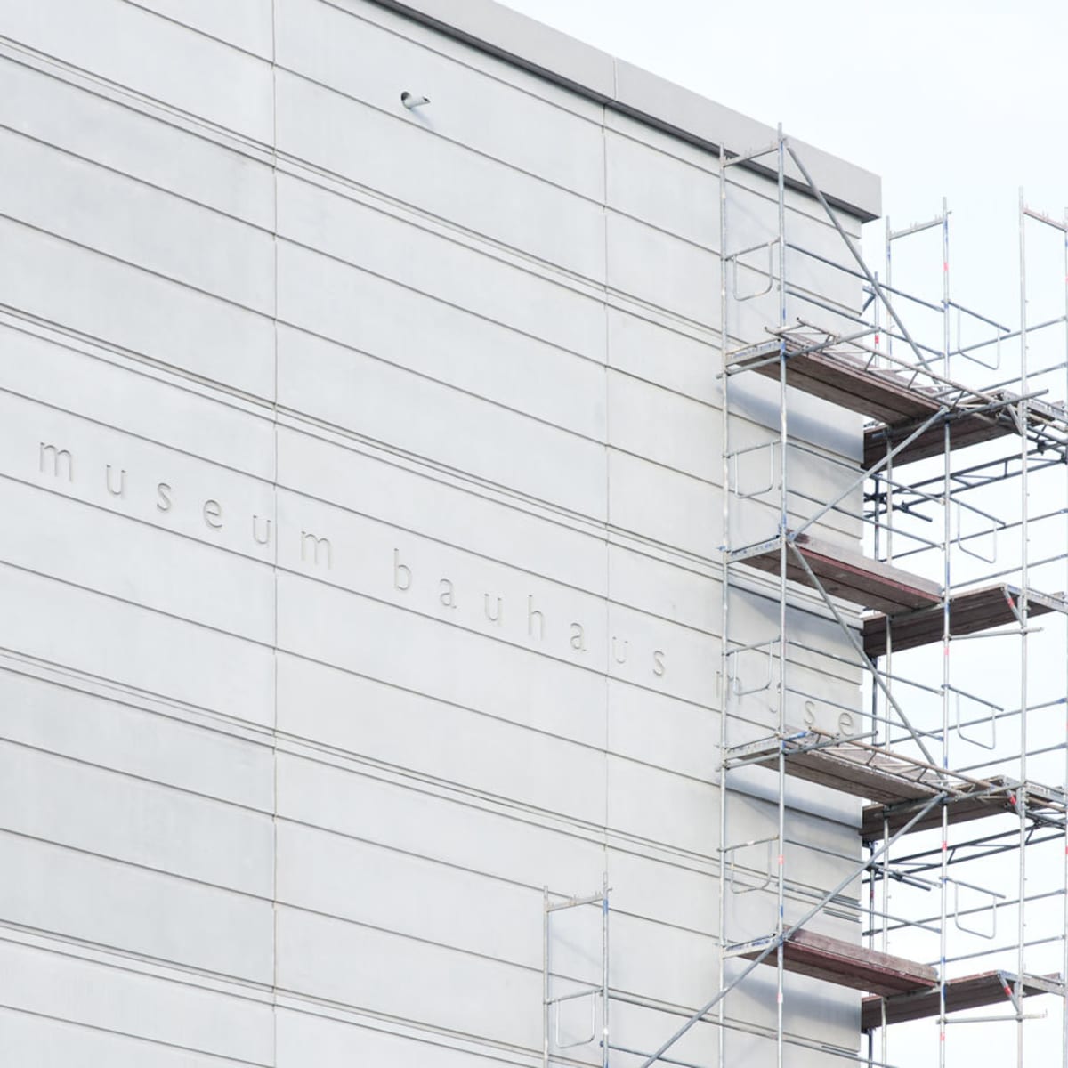 Nahaufnahme der Aussenfacade des Bauhaus Museum Weimar mit Baugerüst