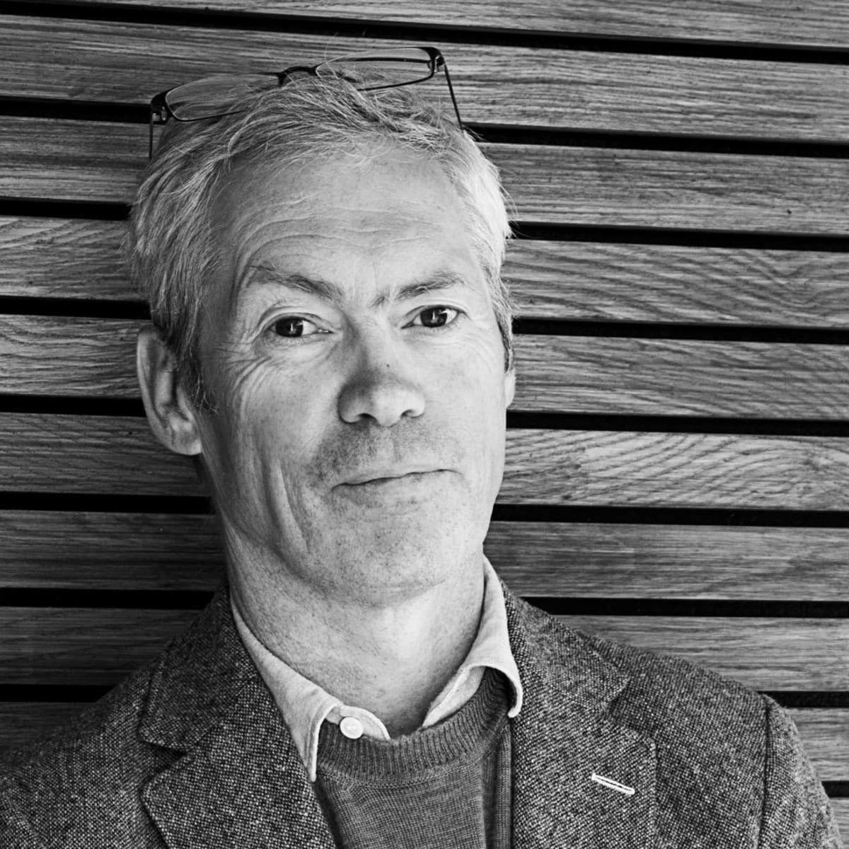 Ein schwarz-weiß Porträt des britischen Designers Jasper Morrison. Fotografiert von Elena Mahugo.