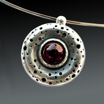 garnet-necklace-small_ghvjsj