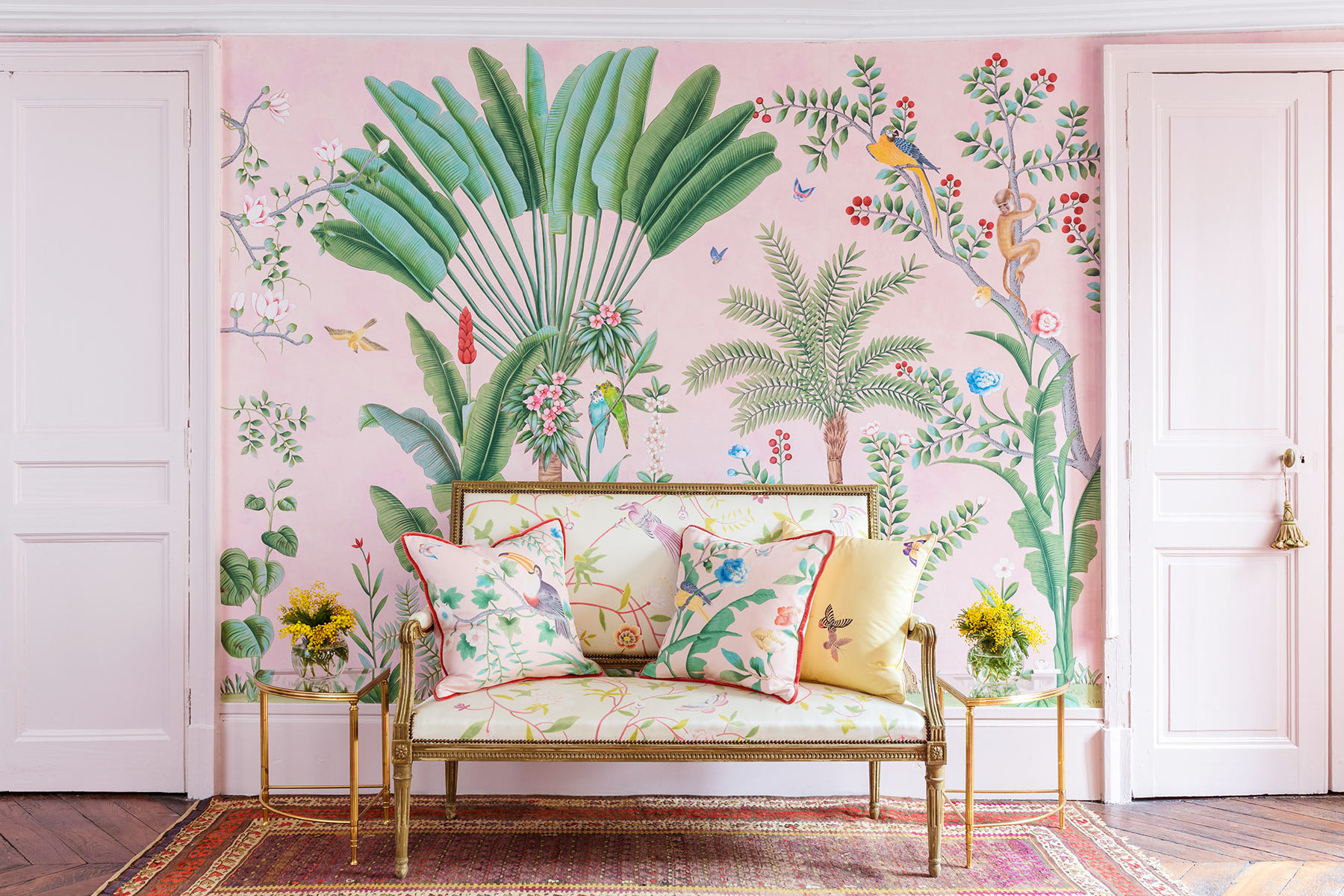 de Gournay hand-painted chinoiserie wallpaper with a gilt settee