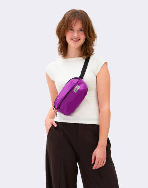 black zippered light weight travel tote bag Away Featherlight Tote in Jet Black