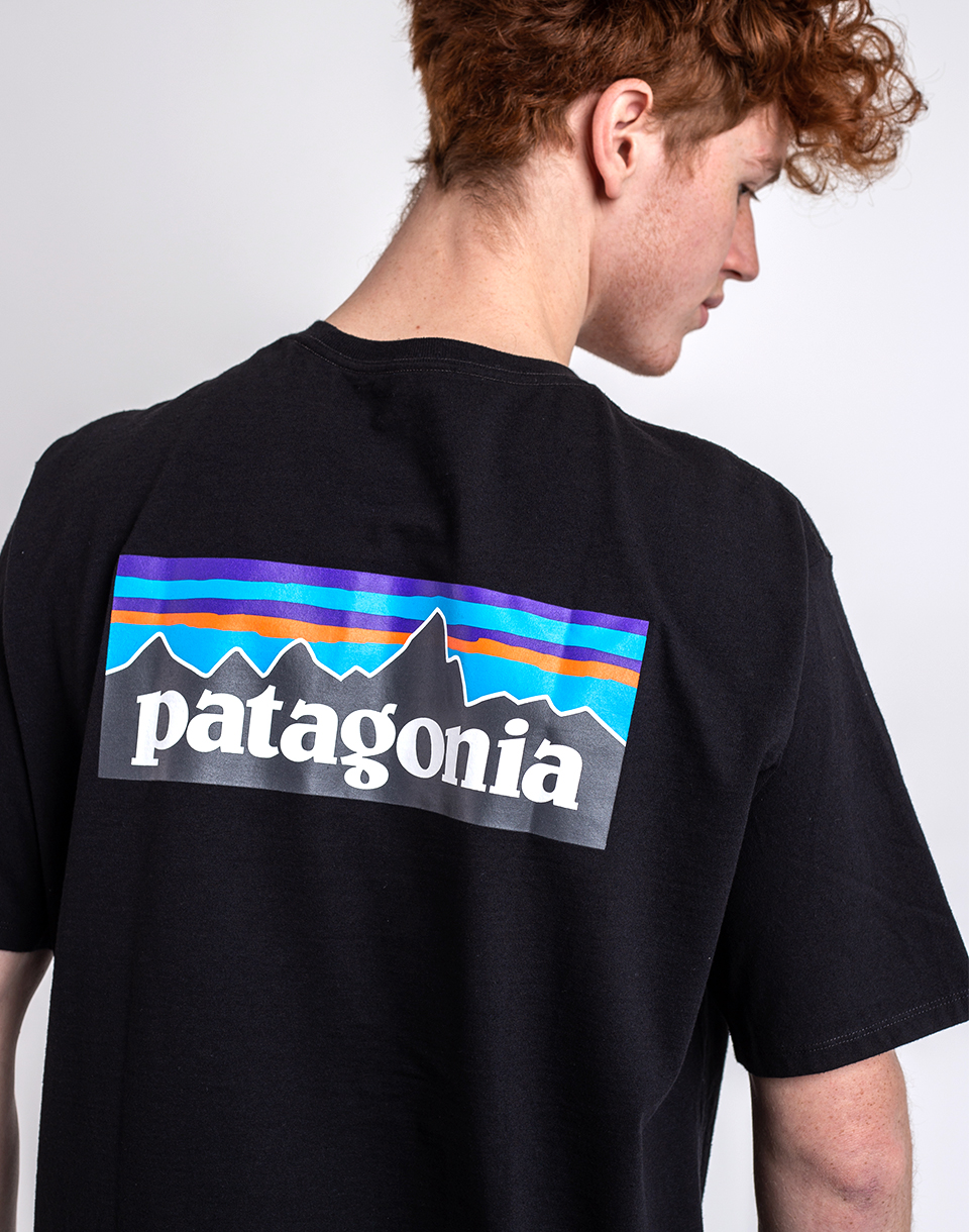 Tričko Patagonia M′s P-6 Logo Responsibili-Tee Black - Černá - Recyklovaná a upcyklovaná bavlna/Recy