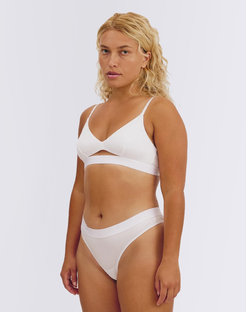 Levně Organic Basics Soft Touch Thong White L