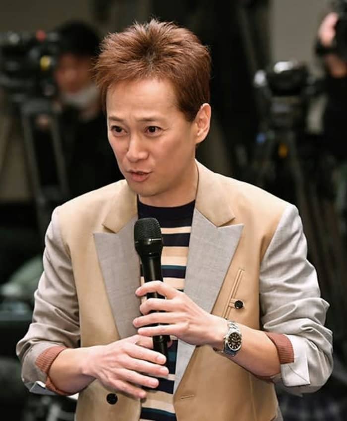 フォトギャラリー1枚目 普段使い時計を外し、中居正広が会見に着用した