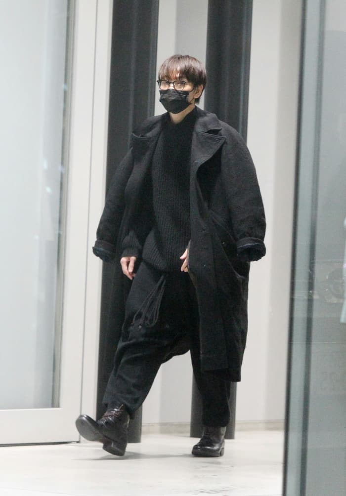 綾野剛 定番の黒ずくめスタイルで「ブランド聖地」巡礼 | FRIDAYデジタル