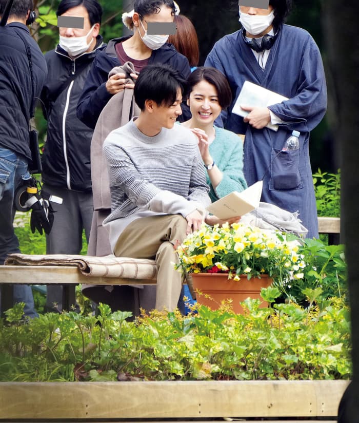 フォトギャラリー1枚目 長澤まさみ＆佐藤健 早朝の公園ベンチで