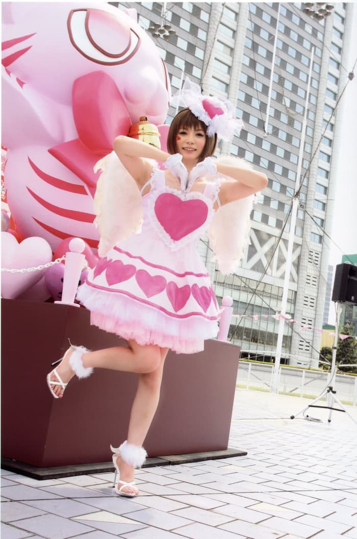 2ページ目）ミニスカ浴衣から”ビキニ風黒猫コスプレ”も…中川翔子結婚