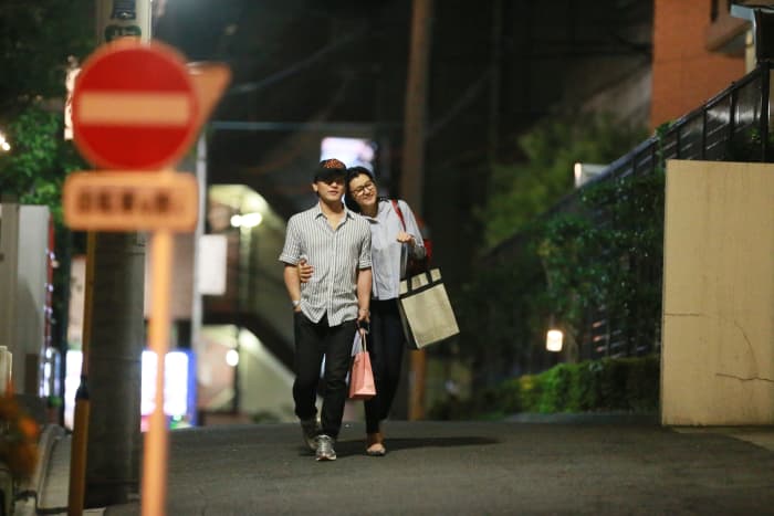 2ページ目）愛之助とラブラブ散歩＆日本人離れしたスタイルを披露…藤原