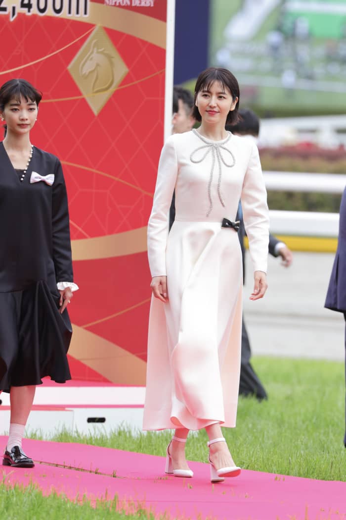 2ページ目）「ロイヤルファミリーみたい！」長澤まさみの“神々しい