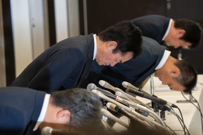 7月25日、ビッグモーターは保険金の不正請求の問題で初めて会見を開き、兼重宏行社長(手前から2人目)が辞任を表明。宏行社長の息子で、副社長を辞任した宏一氏は出席しなかった(撮影:加藤博人)