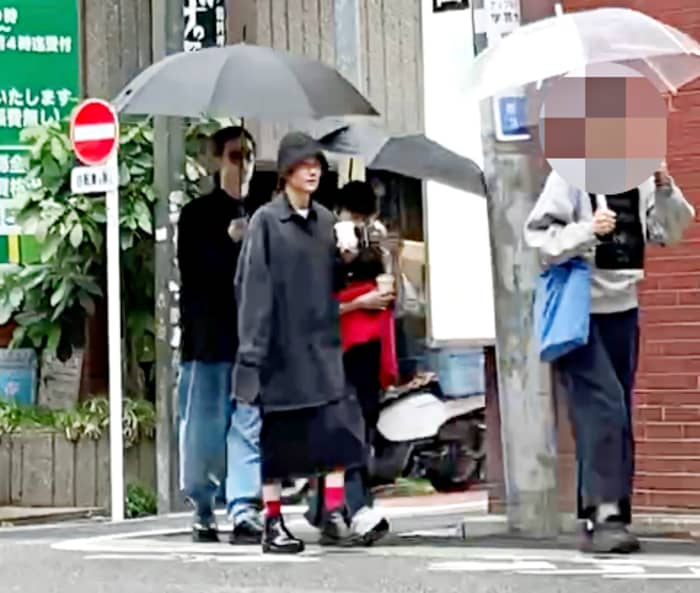 フォトギャラリー2枚目 窪田正孝と水川あさみ夫婦の“相合傘姿”を商店街