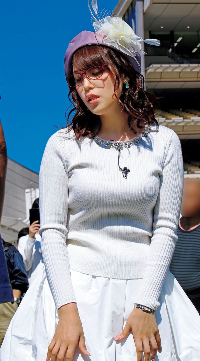 フォトギャラリー4枚目 祝！第１子妊娠…鷲見玲奈アナ「キュートな１日署長&テレ東時代の大胆なスカート姿」魅力増す画像集 | FRIDAYデジタル